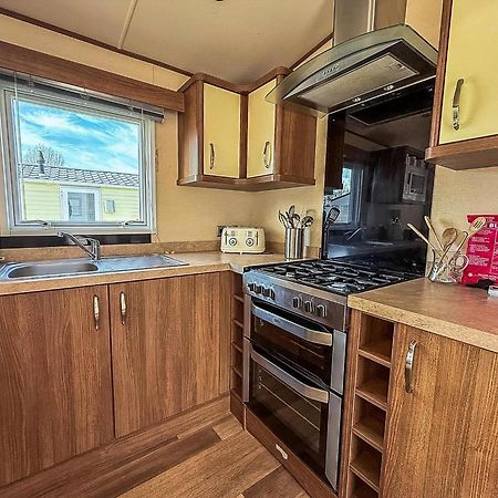 Gorgeous 6 Berth Caravan With Decking And Wi-Fi At Broadland Sands Ref 20377Bs Hopton on Sea Exterior foto