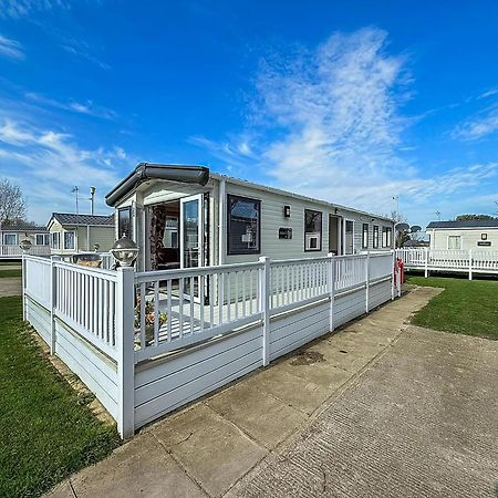 Gorgeous 6 Berth Caravan With Decking And Wi-Fi At Broadland Sands Ref 20377Bs Hopton on Sea Exterior foto