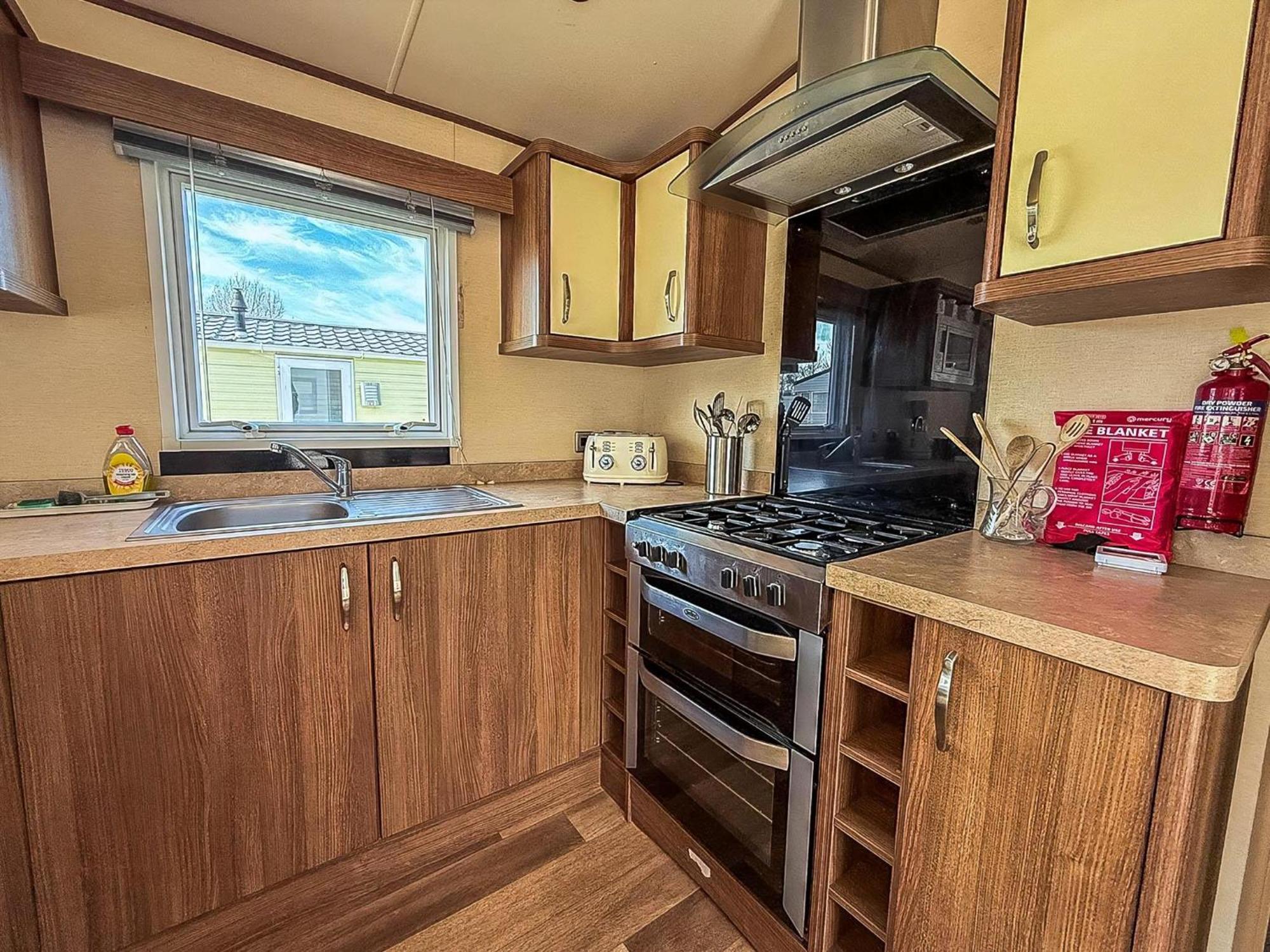 Gorgeous 6 Berth Caravan With Decking And Wi-Fi At Broadland Sands Ref 20377Bs Hopton on Sea Exterior foto